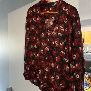 Torrid blouse like new condition black and red with white skulls